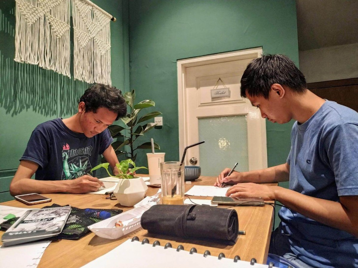 Nityo (kiri), mengerjakan tugas bersama teman di Timoer Kopi © MLDSPOT.com/Dewi Ratna